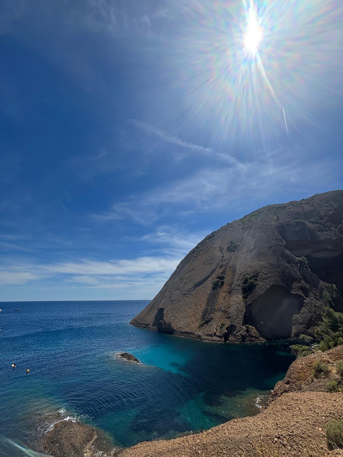 Calanque baignée de soleil à La Ciotat