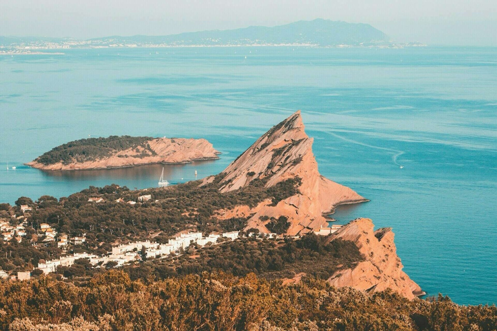 Le Bec de l'Aigle et la baie de La Ciotat vus depuis les hauteurs