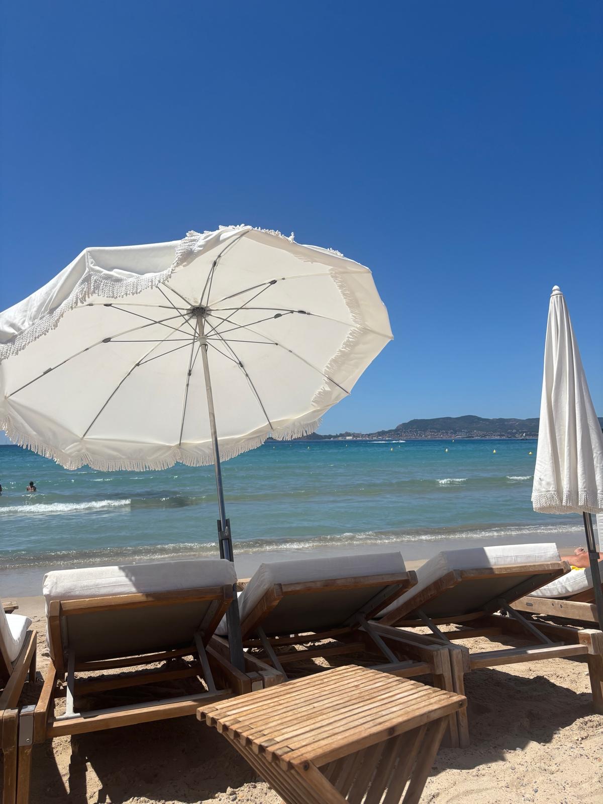 Plage et transats face à la mer à La Ciotat