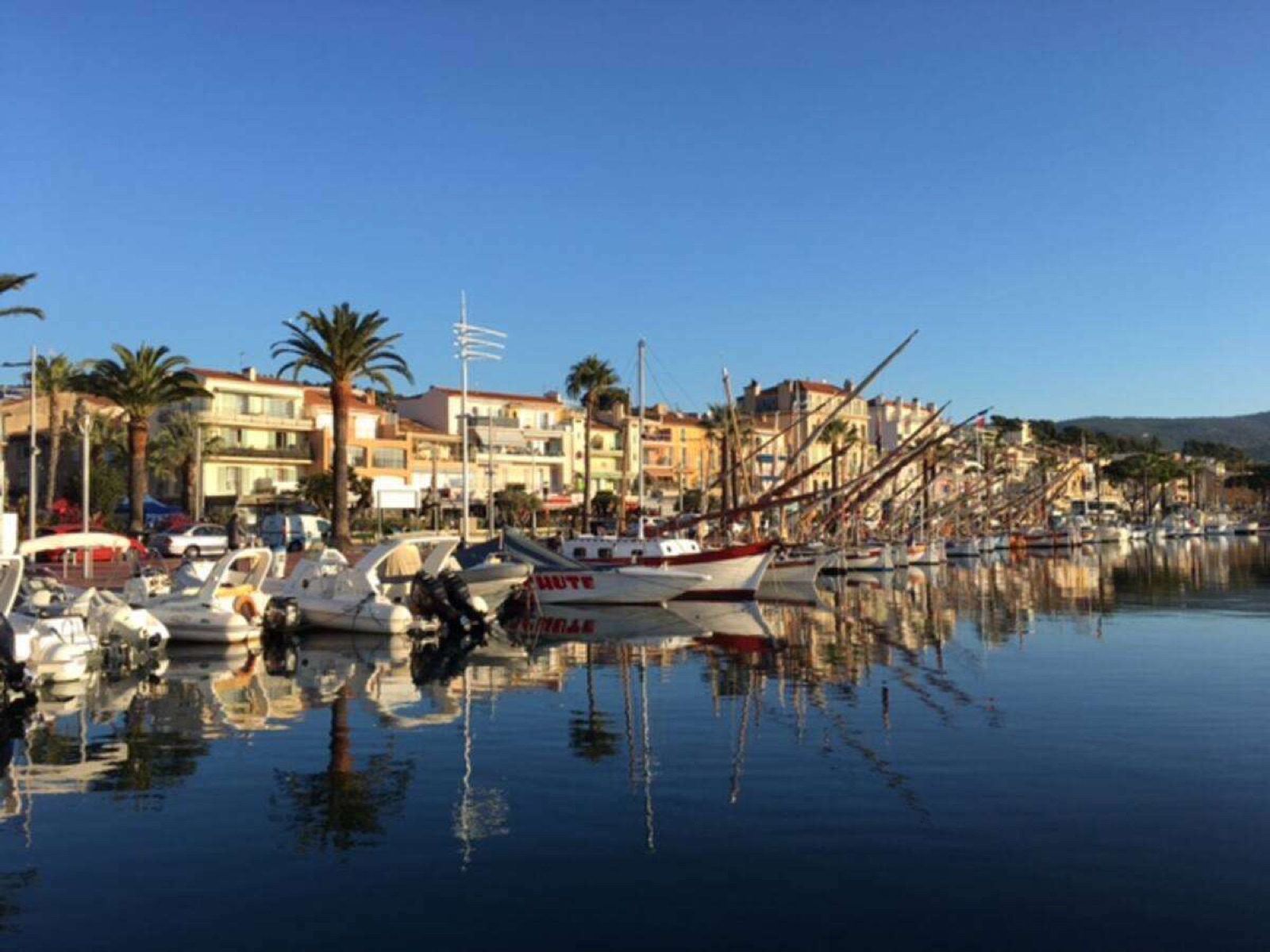 Reflets des bateaux sur le port de La Ciotat